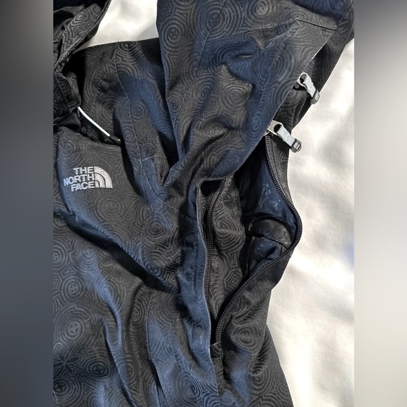Patterned black North Face Hyvent Snowboard Jacket w/ Recco Tech (XS) - Picture 5 of 12